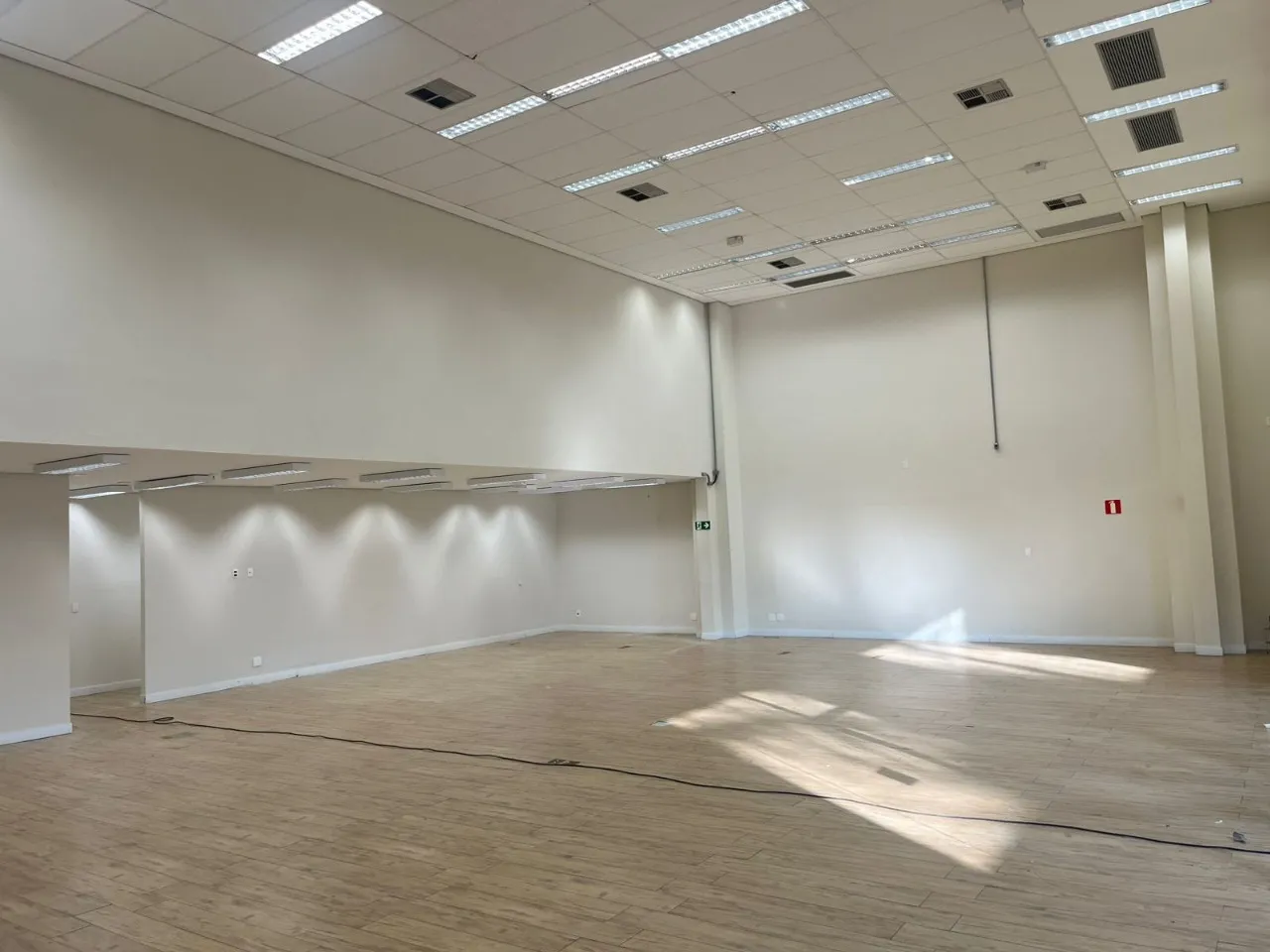 Imagem Salão Comercial com 1 Sala, 10 Banheiros e 30 Vagas de Garagem em Sorocaba-SP, Bairro Wanel Ville: Oportunidade Imperdível!
