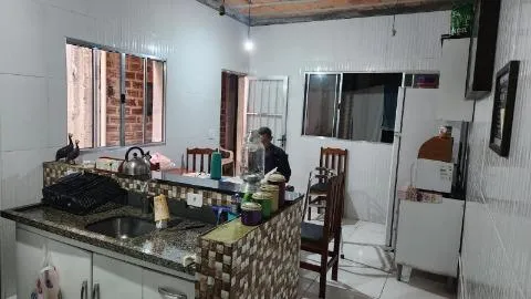 Imagem VENDA DE SOBRADO NO PARQUE RODRIGO BARRETO, EM ARUJÁ/SP, 250m² com 3 quartos, suíte, varanda, quintal e garagem fechada para 2 autos. CONSULTE-NOS.