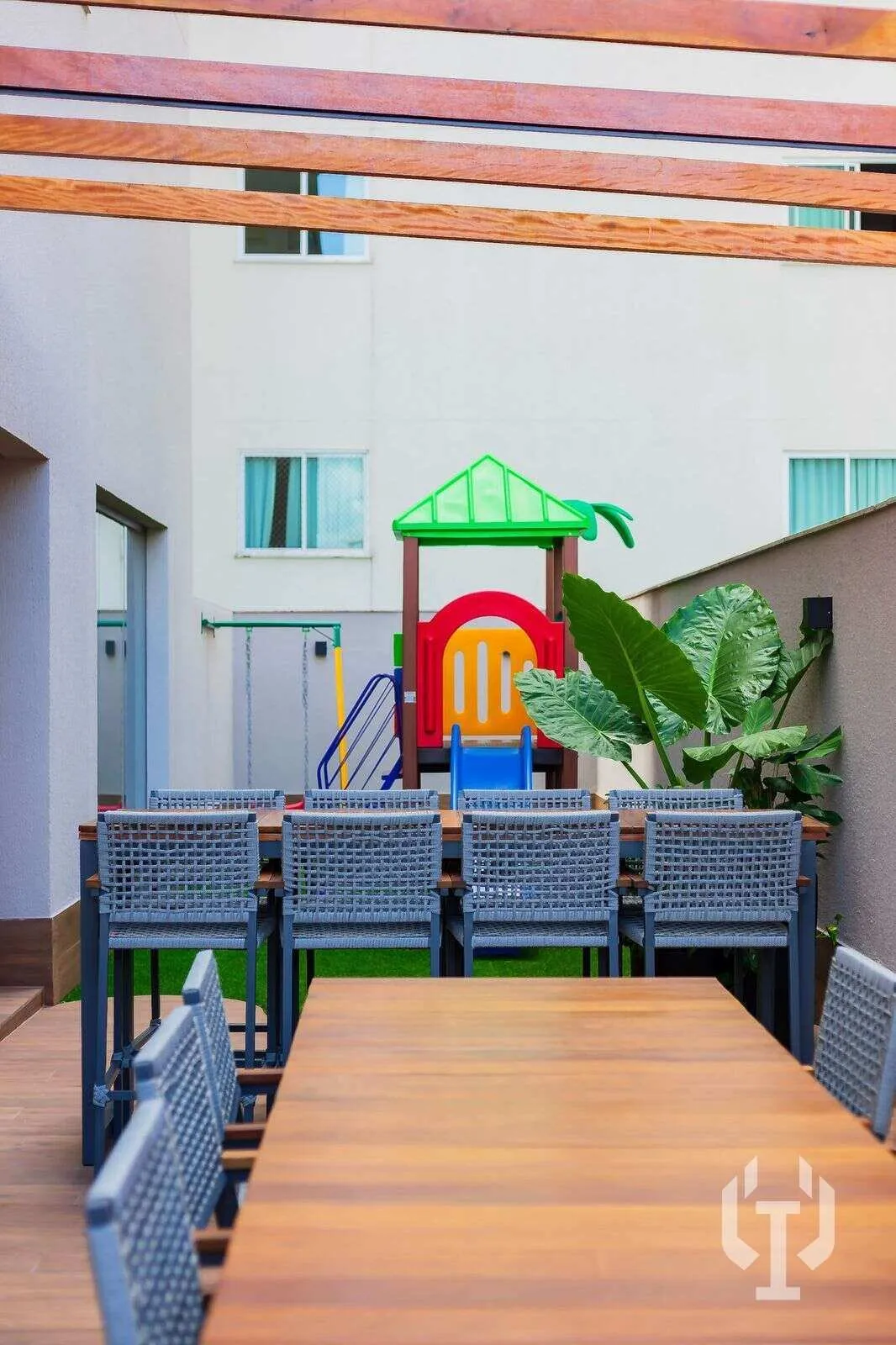 Imagem Showroom mobiliado e decorado com 3 suítes na Meia Praia