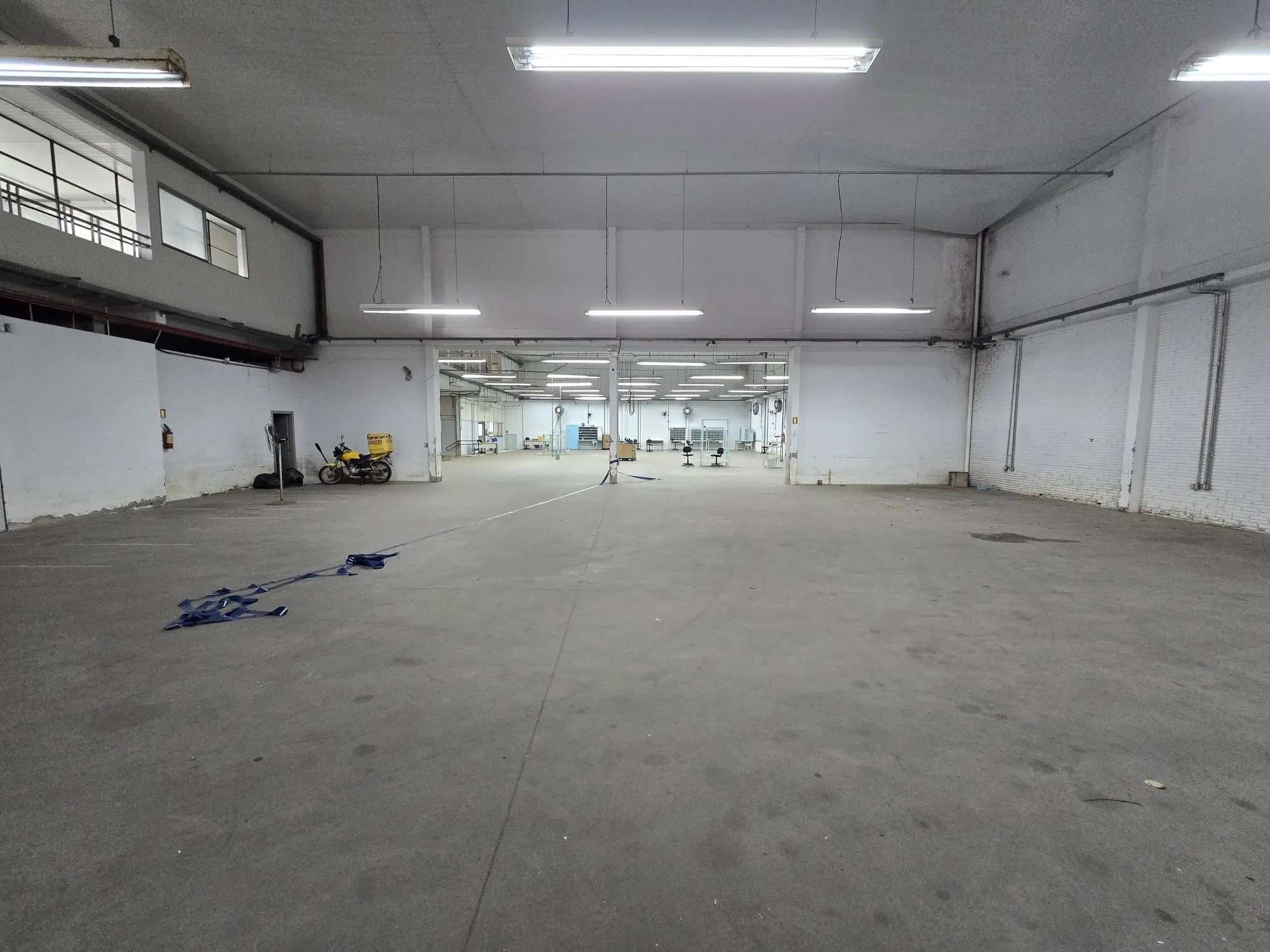 Imagem Galpão Logístico 2.000 m² com Doca e Pé-Direito Alto - Localização Estratégica