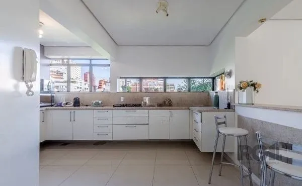 Imagem Cobertura no bairro Petrópolis de 2 dormitórios 2 vagas e piscina