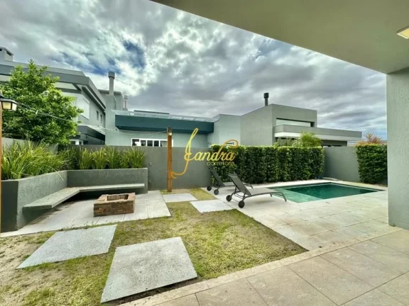 Imagem Excelente Casa no Condomínio Capão Ilhas! Estilo Contemporânea, mobiliada e decorada, composta por 03 suítes