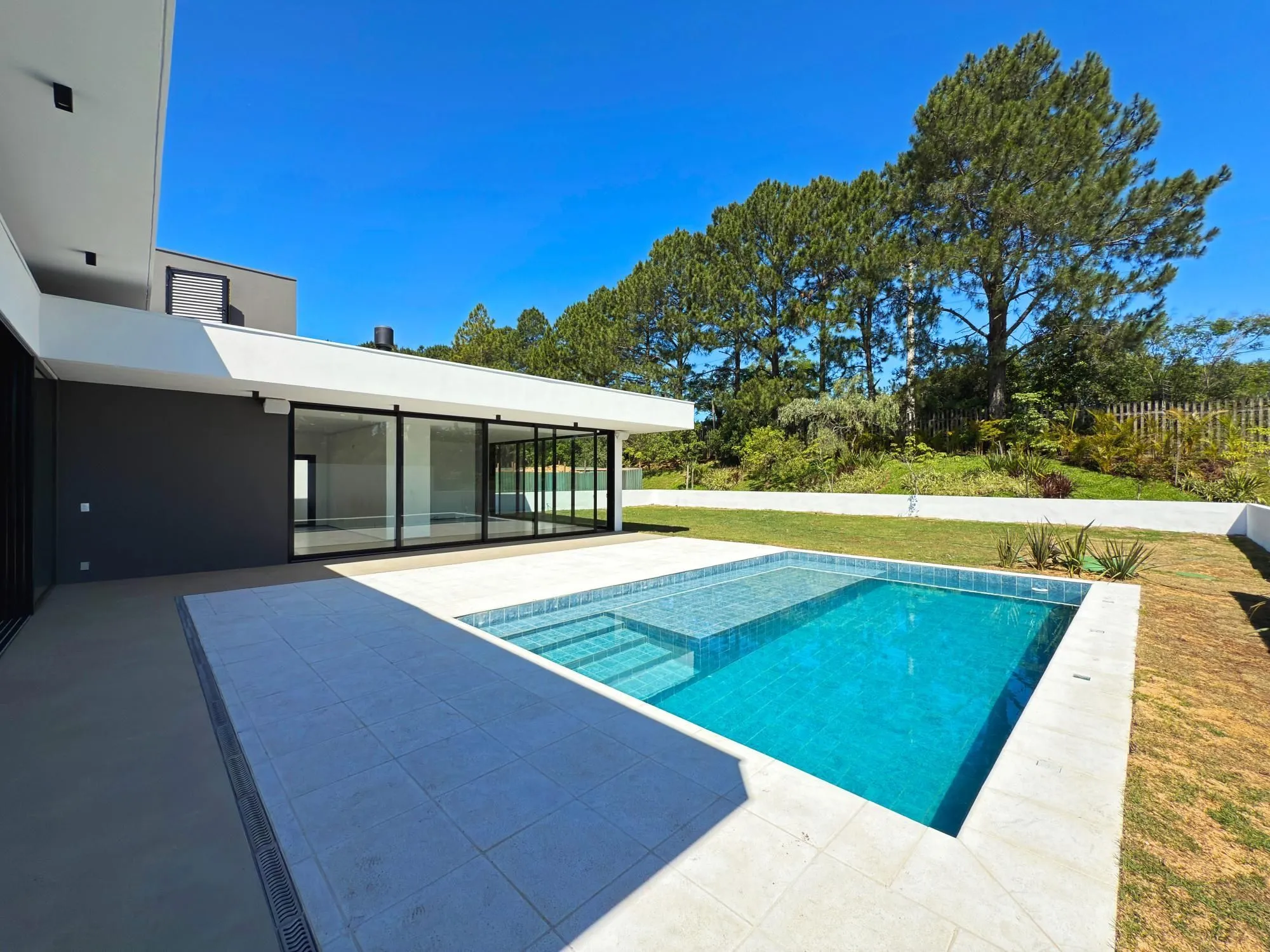 Imagem A casa conta com 434m2 de área construída, mas com um aproveitamento total dos 1.012m2 do lote