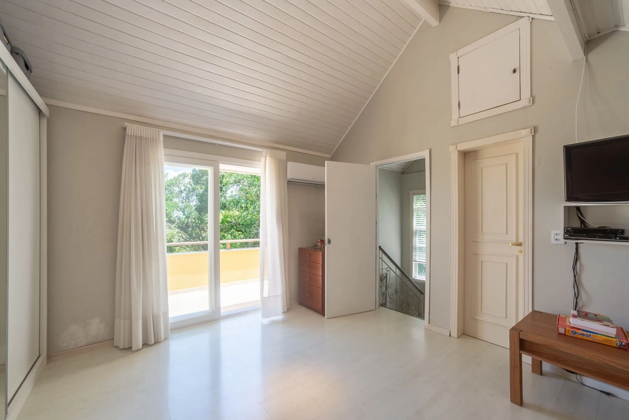 Imagem Casa térrea com 4 dormitórios, 2 suítes e 3 vagas.