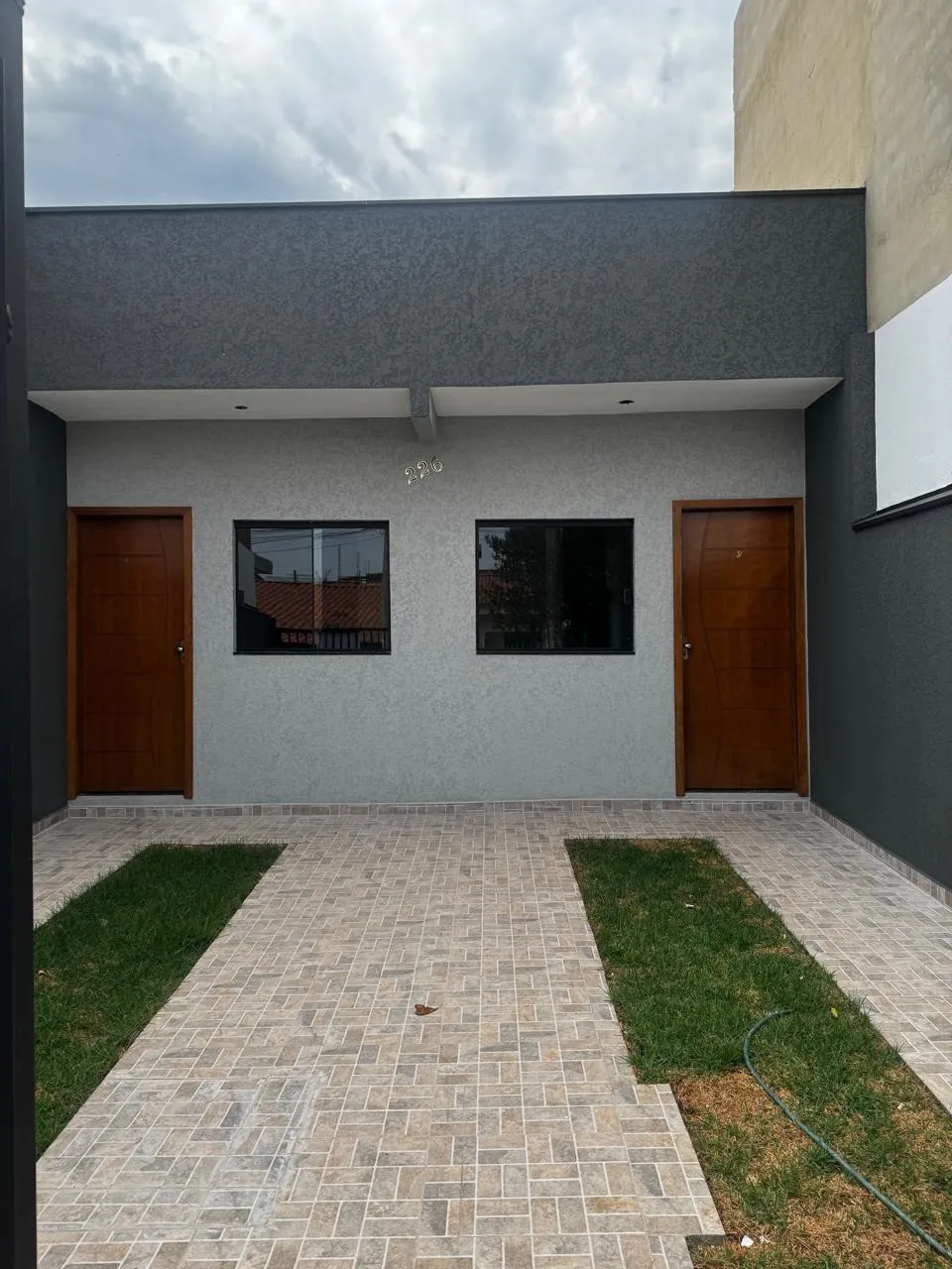 Imagem Casa nova, construída em 2025, 51,90 m² de área construída, 2 dormitórios, 1 banheiro, sala, cozinha, área de serviço e garagem para 1 carro e 1 noto.