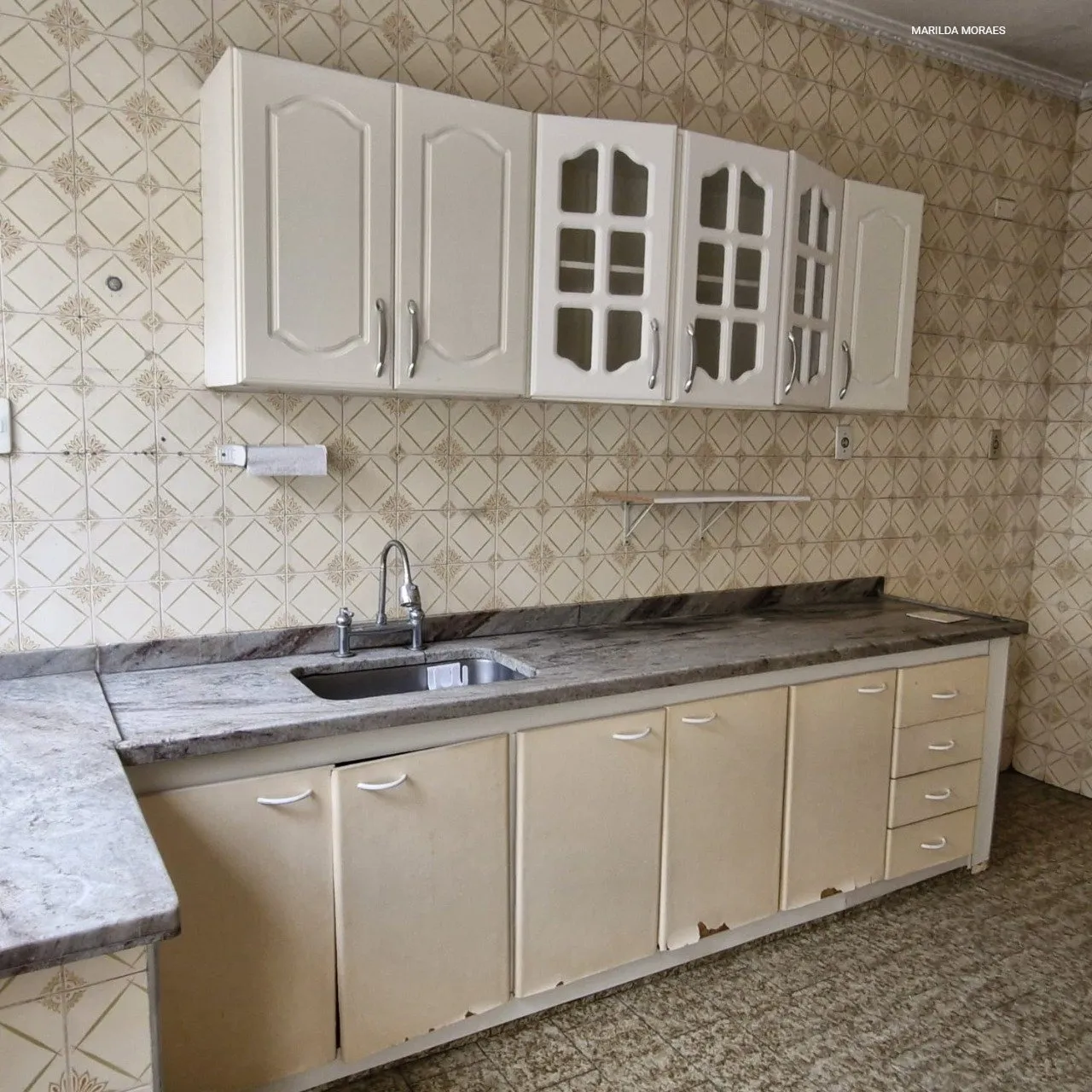 Imagem Casa confortável de 2 dormitórios, 2 banheiros, sala para dois ambientes, com entrada lateral e va...