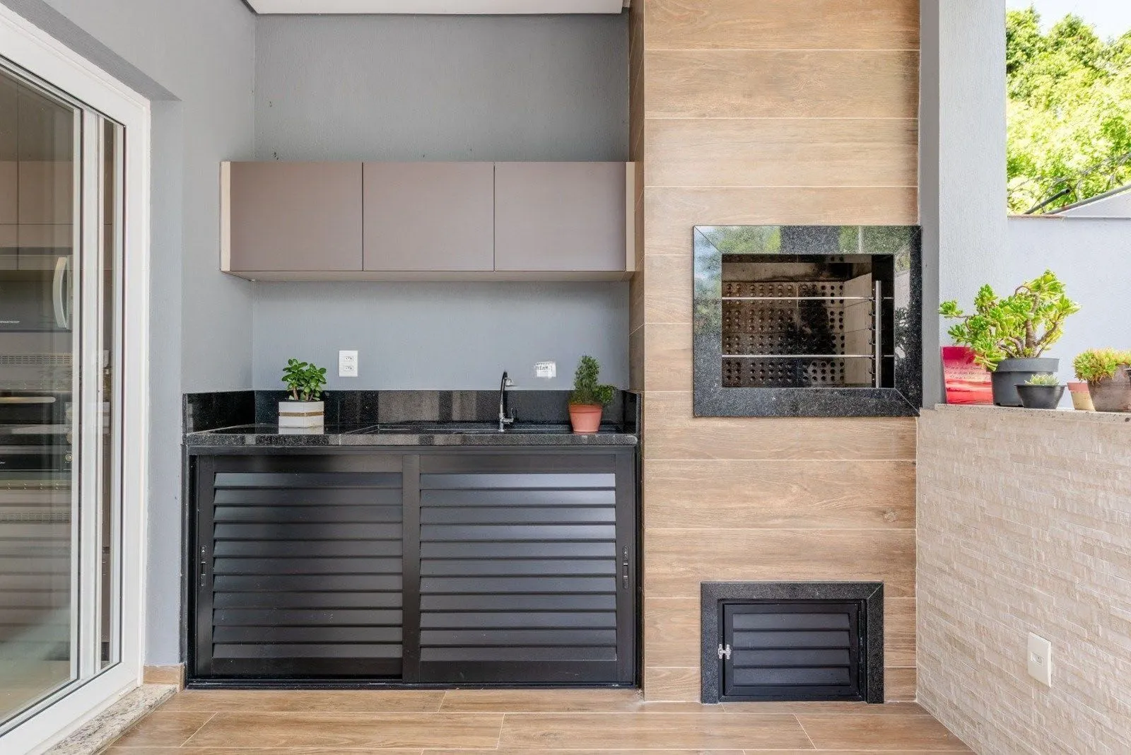 Imagem Casa em Condomínio com 228m² e 3 dormitórios, 1 suíte, 3 vagas no bairro Sarandi