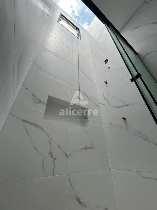 Imagem Sobrado à venda com 2 quartos 2 suítes, 87m² em Forquilhas São José