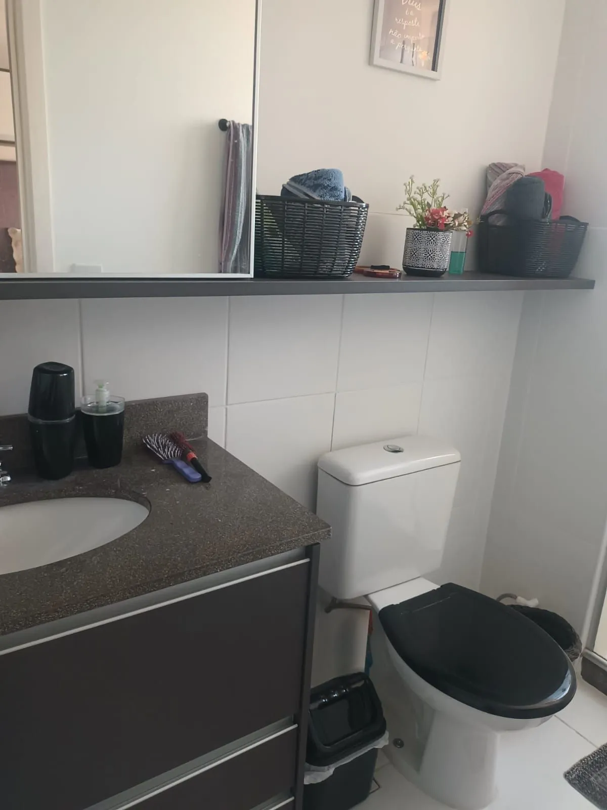 Imagem Apartamento de 3 dormitórios com living estendido, semi mobiliado, suíte e churrasqueira.