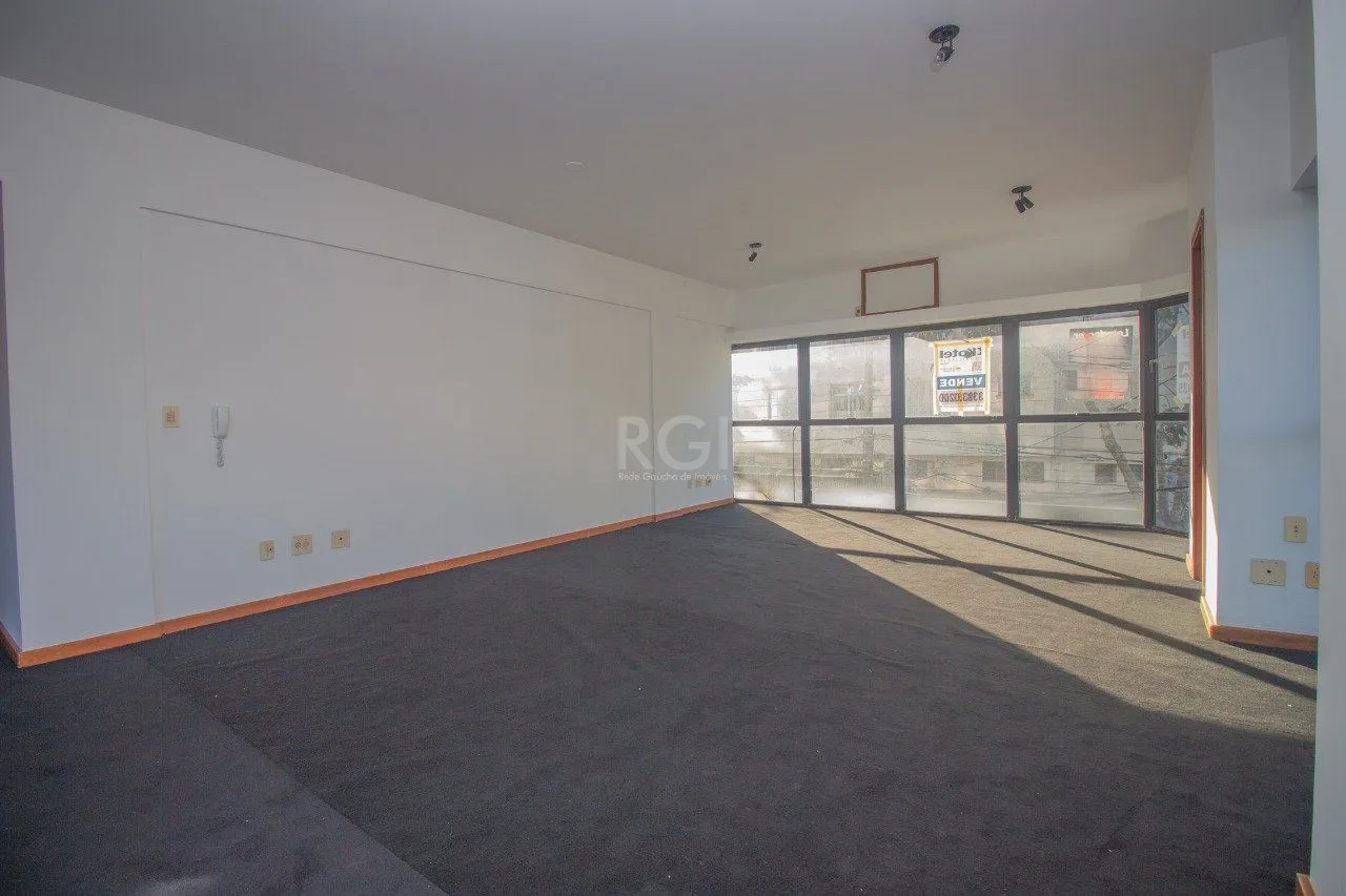 Imagem sala comercial com duas vagas de garagem e dois banheiros no bairro Petrópolis em Porto Alegre.