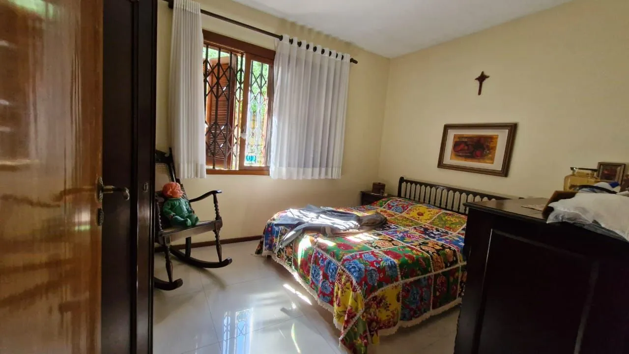 Imagem Casa de Cinema na Glória, com 500m² de área privada, 3 dormitórios, piscina, horta, lareira, elevador, gradeada 4 garagens