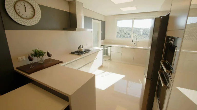 Imagem Apartamento mobiliado com 4 suítes e 3 vagas de garagem na Praia Brava em Itajaí/SC