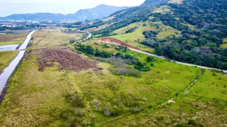 Imagem Oportunidade Única! Terreno à Venda em Garopaba-SC, Bairro Ambrósio - 50.501,62m² de área. Investimento promissor para incorporadoras.