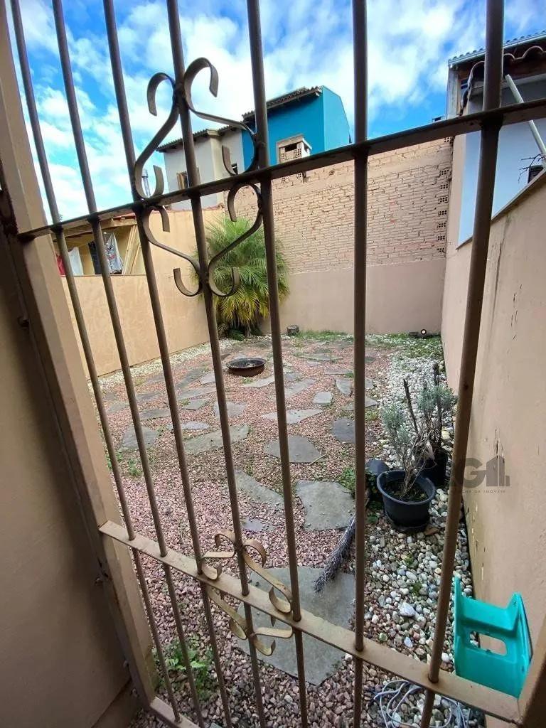 Imagem Casa térrea com 02 dormitórios e 01 vaga, no bairro Aberta dos Morros, em Porto Alegre.