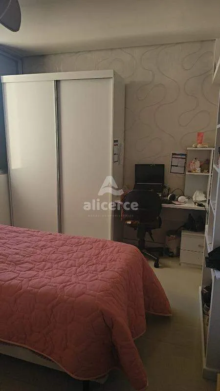 Imagem Apartamento semimobiliado com **03 dormitórios**, localizado em uma das regiões mais estratégicas do bairro Estreito.