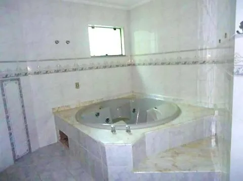 Imagem LOCAÇÃO DE CASA COMERCIAL NO CENTER VILLE, EM ARUJÁ/SP, 740m² com 2 salas, cozinha, piscina, jardim, quintal amplo e 4 vagas p/ autos. CONSULTE-NOS.