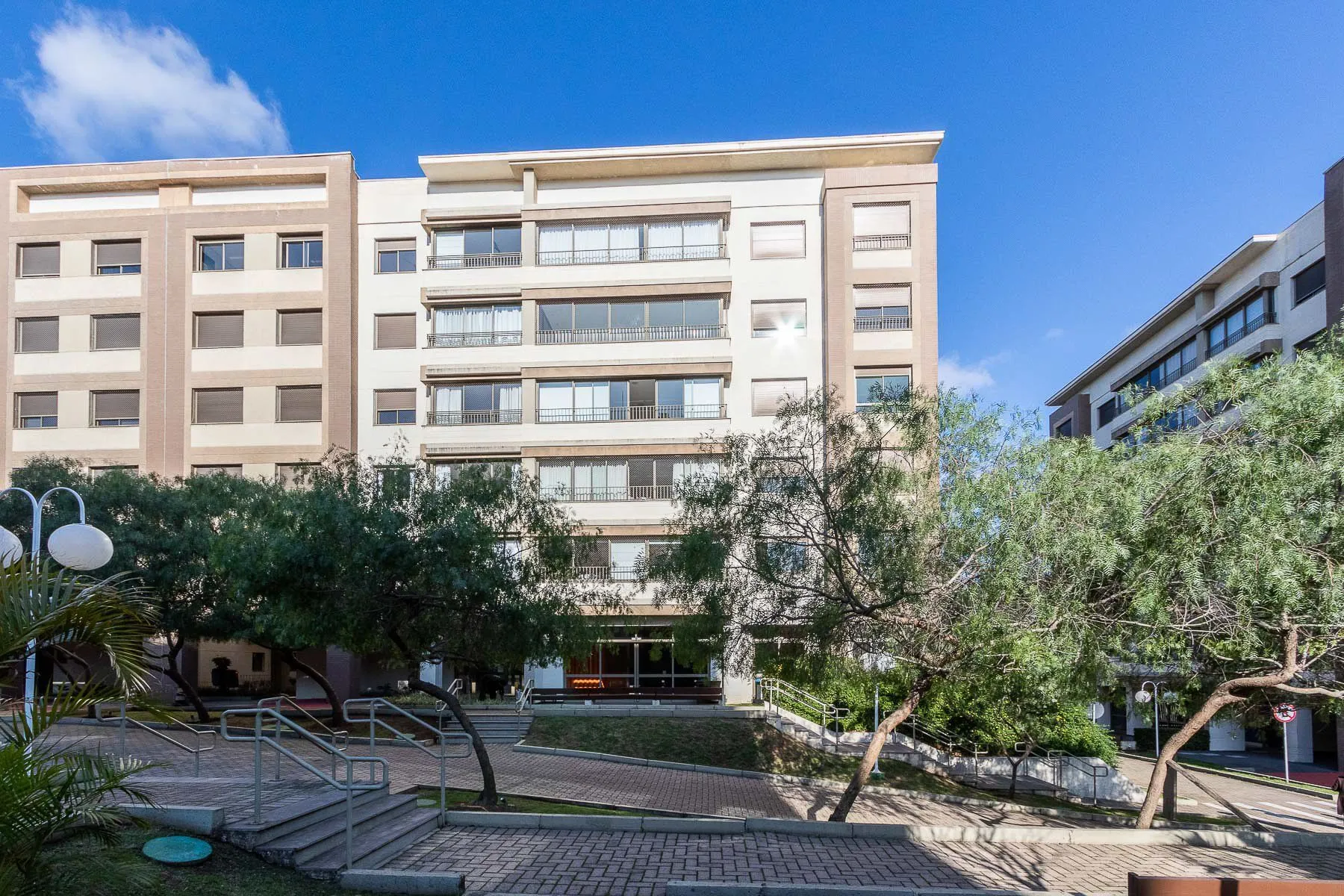 Imagem Apartamento totalmente reformado e impecável para locação - 3 quartos sendo uma suíte - Bairro Cavalhada