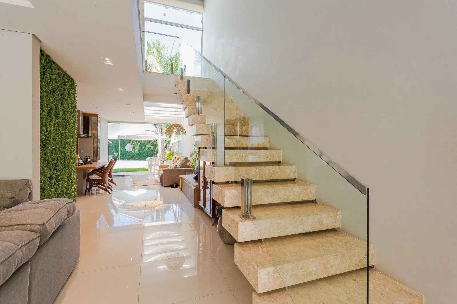 Imagem Casa de alto padrão com elevador e piscina em condomínio no Passo das Pedras