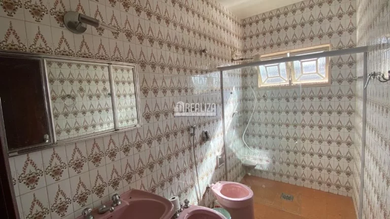 Imagem Casa com 6 dormitórios no bairro Fabrício em Uberaba