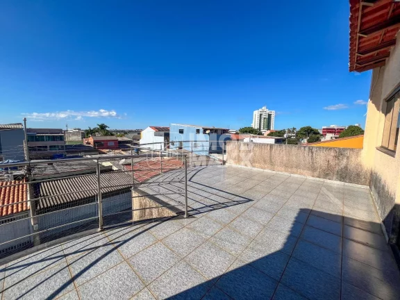 Imagem Descubra o conforto e a praticidade de viver em uma casa espaçosa à venda em Samambaia Sul, com 279m² de área útil. Este imóvel conta com 3 dormitórios, sendo 1 suíte, além de 3 banheiros, proporci