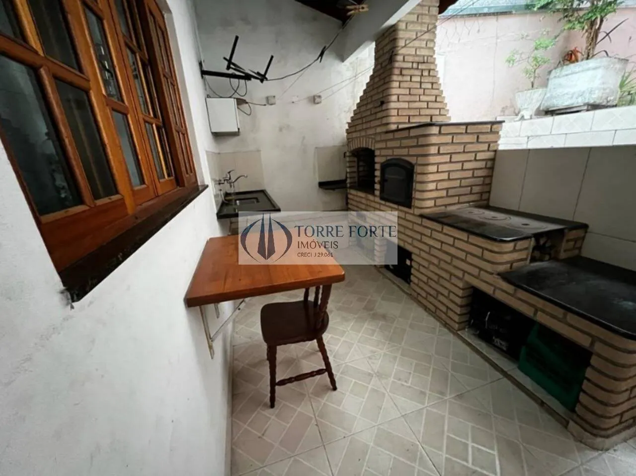 Imagem ótimo terreno com 2 casas com total de 3 dormitórios, 6 vagas de carro