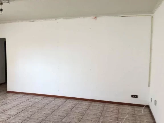 Imagem Apartamento com ótima localização, 2 quartos sendo uma suíte com armário embutido, sala, sacada...