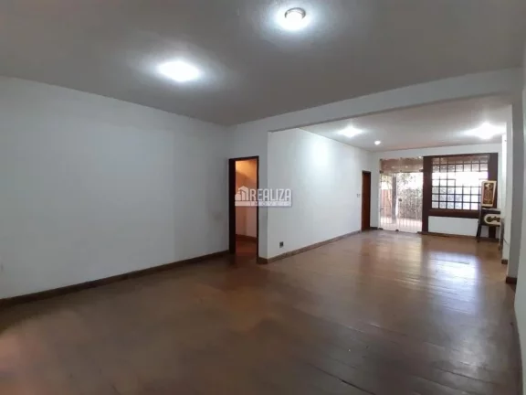 Imagem Casa à venda no bairro Nossa Senhora da Abadia, em Uberaba: 4 dormitórios, suíte, área de lazer e mais!