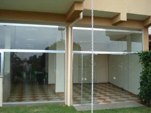 Imagem VENDA DE CASA NO CONDOMÍNIO ARUJÁ COUNTRY CLUB, 250m² c/ 2 quartos, suíte c/ sacada, salão com churrasqueira e forno de pizza e 4 vagas. CONSULTE-NOS.