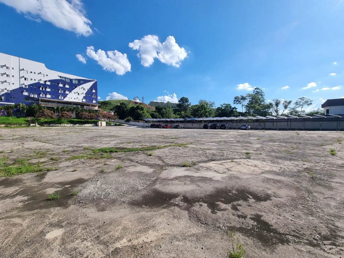Imagem Terreno Plano e Cimentado com 5.356 m² para Estacionamento de Ônibus a 1.200 Metros da Basílica de Aparecida