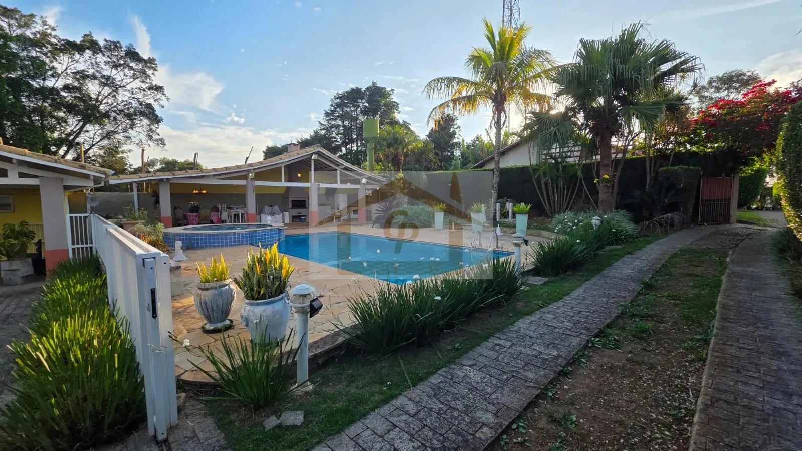 Imagem CASA TÉRREA EM CONDOMÍNIO FECHADO!!! 3 Suítes, 6 vagas *piscina