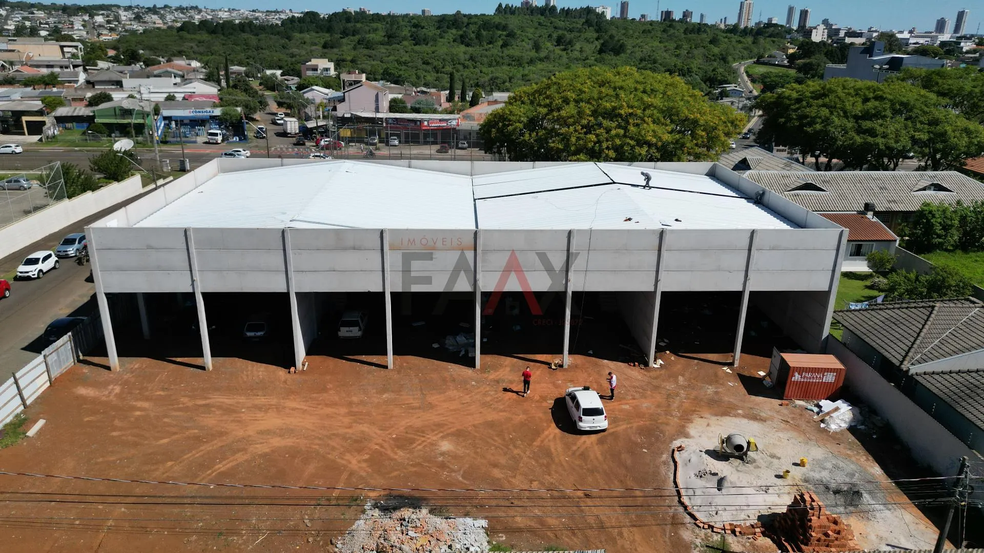 Imagem Sala comercial no Bonsucesso com amplo espaço de estacionamento sala tendo 300m