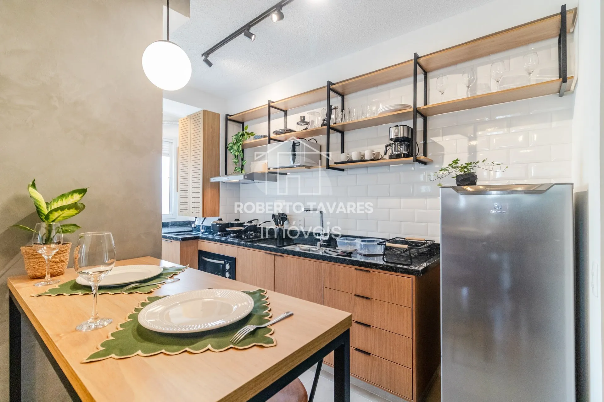Imagem Apartamento totalmente mobiliado. VENDA DE PORTEIRA FECHADA - O imóvel conta com 2 quartos, sendo 1 suíte, além de uma vaga de garagem.