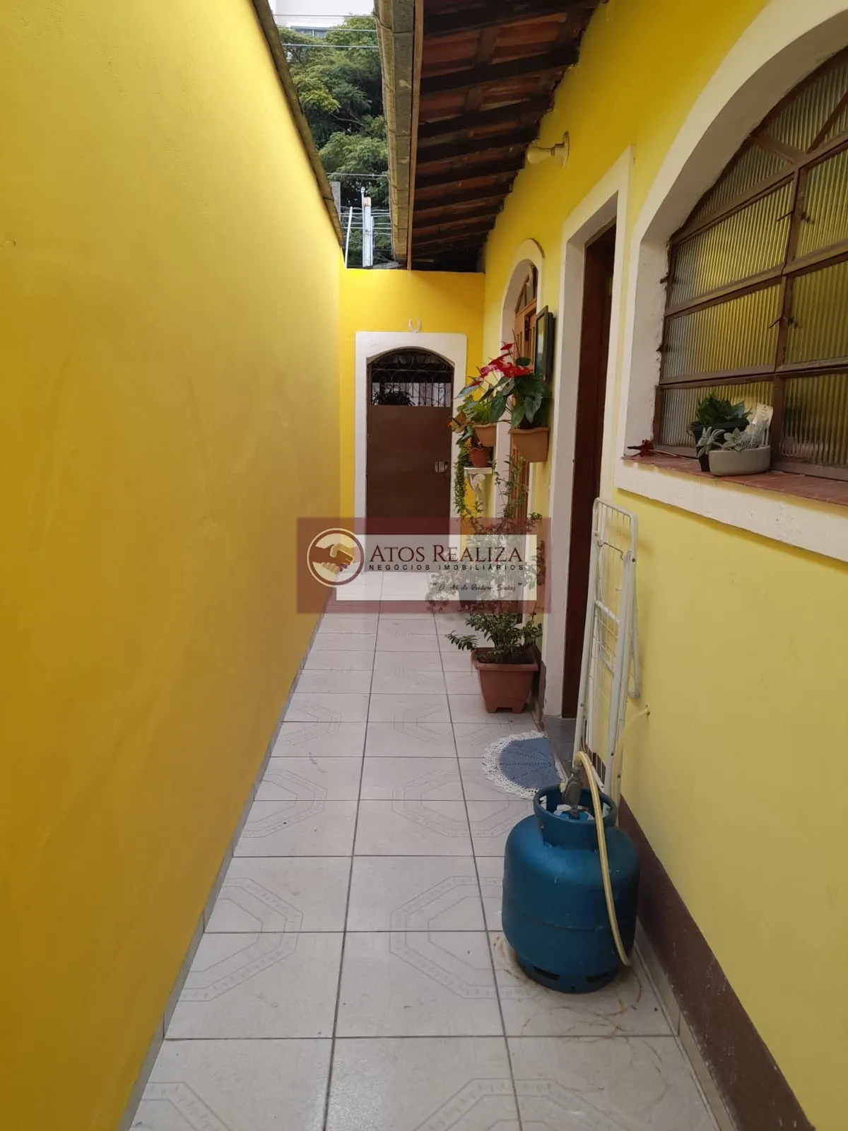 Imagem Vendo SUPER Oportunidade no Jardim Lalo. Casa térrea no Jardim Lalo, São 2 Dormitórios, 1 Suíte, 2 vagas de garagem, corredor lateral, próximo a estação autódromo da CPTM. Apenas R$ 550.000 aceita financiamento, Valor de Oportunidade.