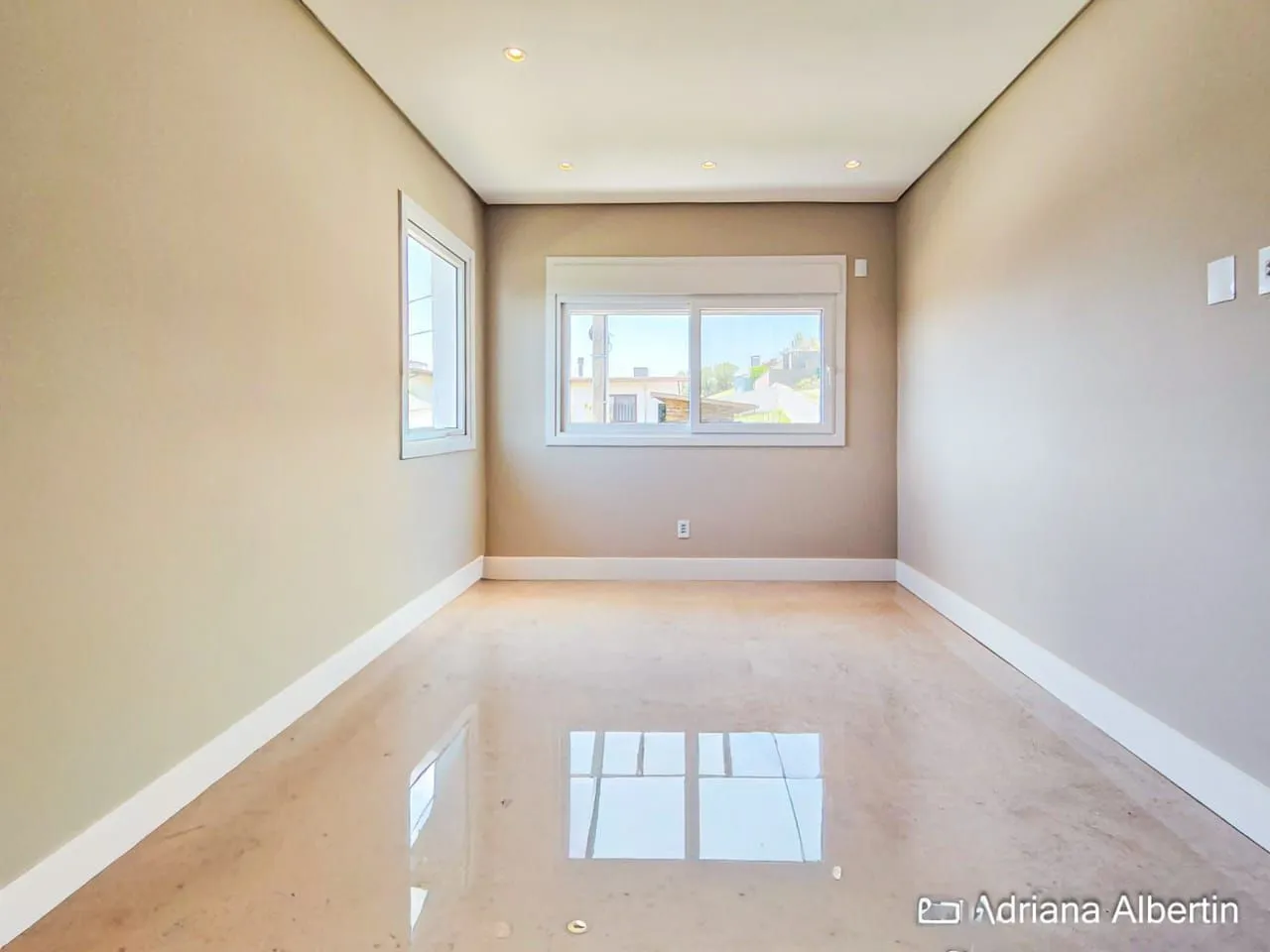 Imagem Casa mobiliada em condomínio Alphaville com 4 suítes, área verde nos fundos e piscina