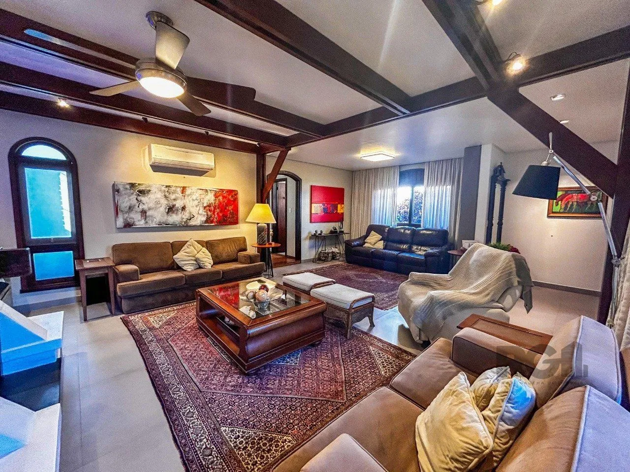 Imagem Casa 3 dormitórios, suíte, lareira, churrasqueira,, pátio, vaga garagem com 309 m² privativos.