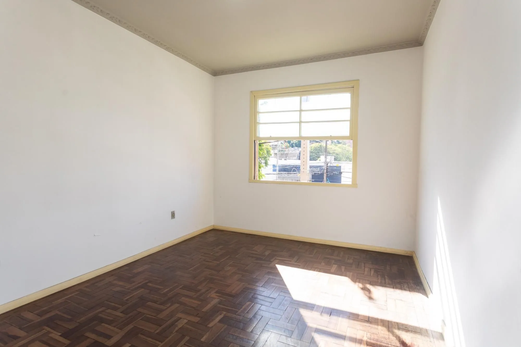 Imagem Amplo Apartamento de 3 Dormitórios com Sacada e Garagem na Av. Protásio Alves