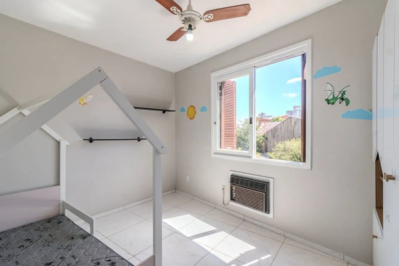 Imagem Apartamento de 2 dormitórios à venda em Vila Ipiranga, Porto Alegre.