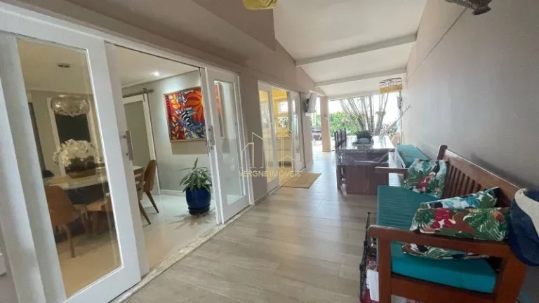 Imagem Excelente casa em condomínio fechado com três suítes e espaço gourmet a venda na Praia do Flamengo