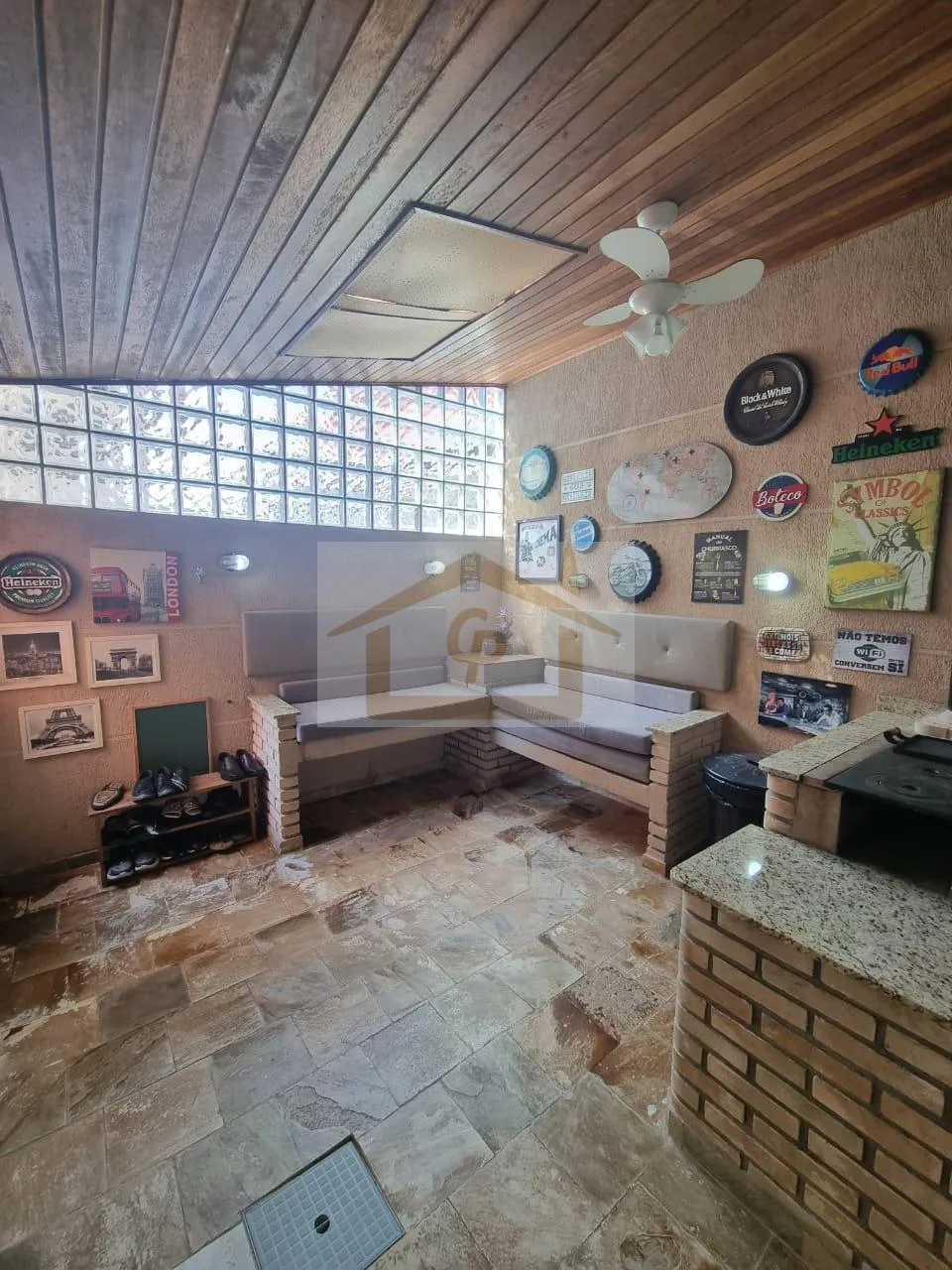 Imagem Bela área Gourmet 3 quartos sendo um suíte, forno de pizza, fogão e churrasqueira, 2 vagas