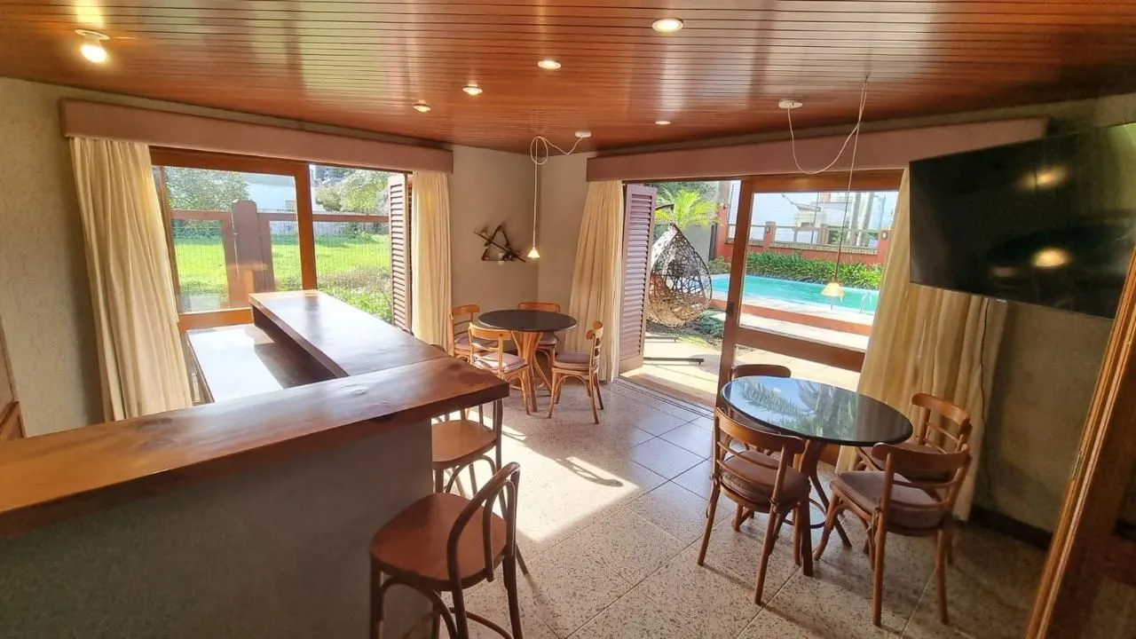 Imagem Casa em XANGRI-LÁ com 5 dorm. 3 suítes, piscina aquecida e 471 m², 400 m. mar.