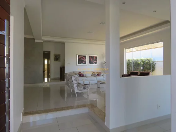 Imagem Casa térrea, com piscina, muito bem conservada e moderna com 600m² de terreno e 300m² de construção com 04 suítes. Estuda Permuta