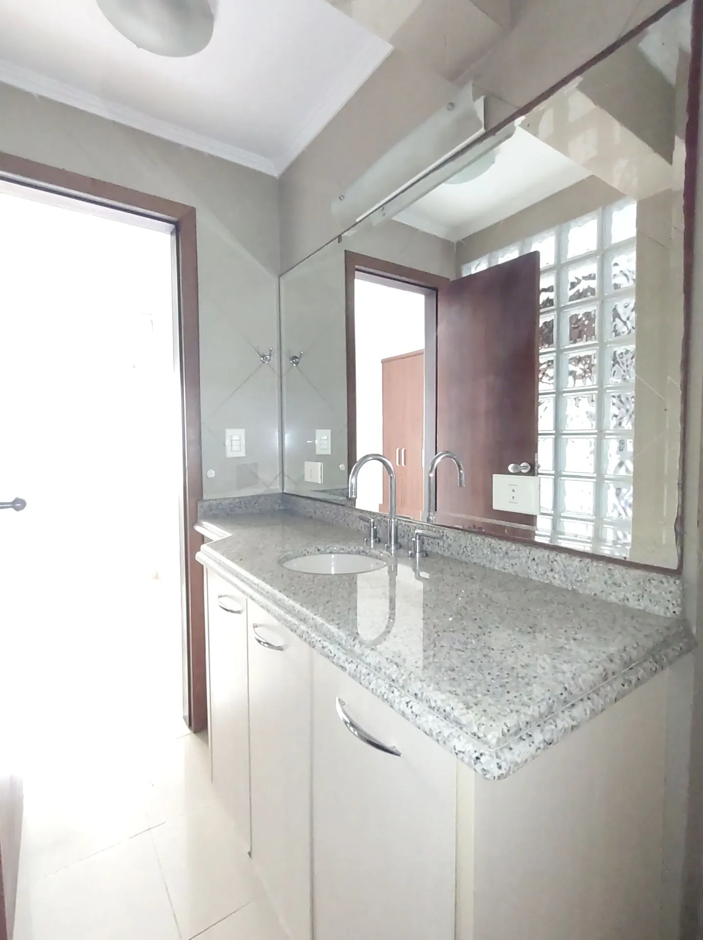 Imagem Apartamento No Jardim Paulista, 2 Dormitórios ( 1 suíte), 1 vaga de garagem ( prédio com manobrista e portaria 24hs). Excelente Localização