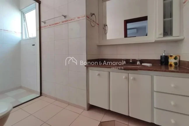 Imagem Localizada em Campinas, esta casa em condomínio oferece uma experiência única de conforto e conve...