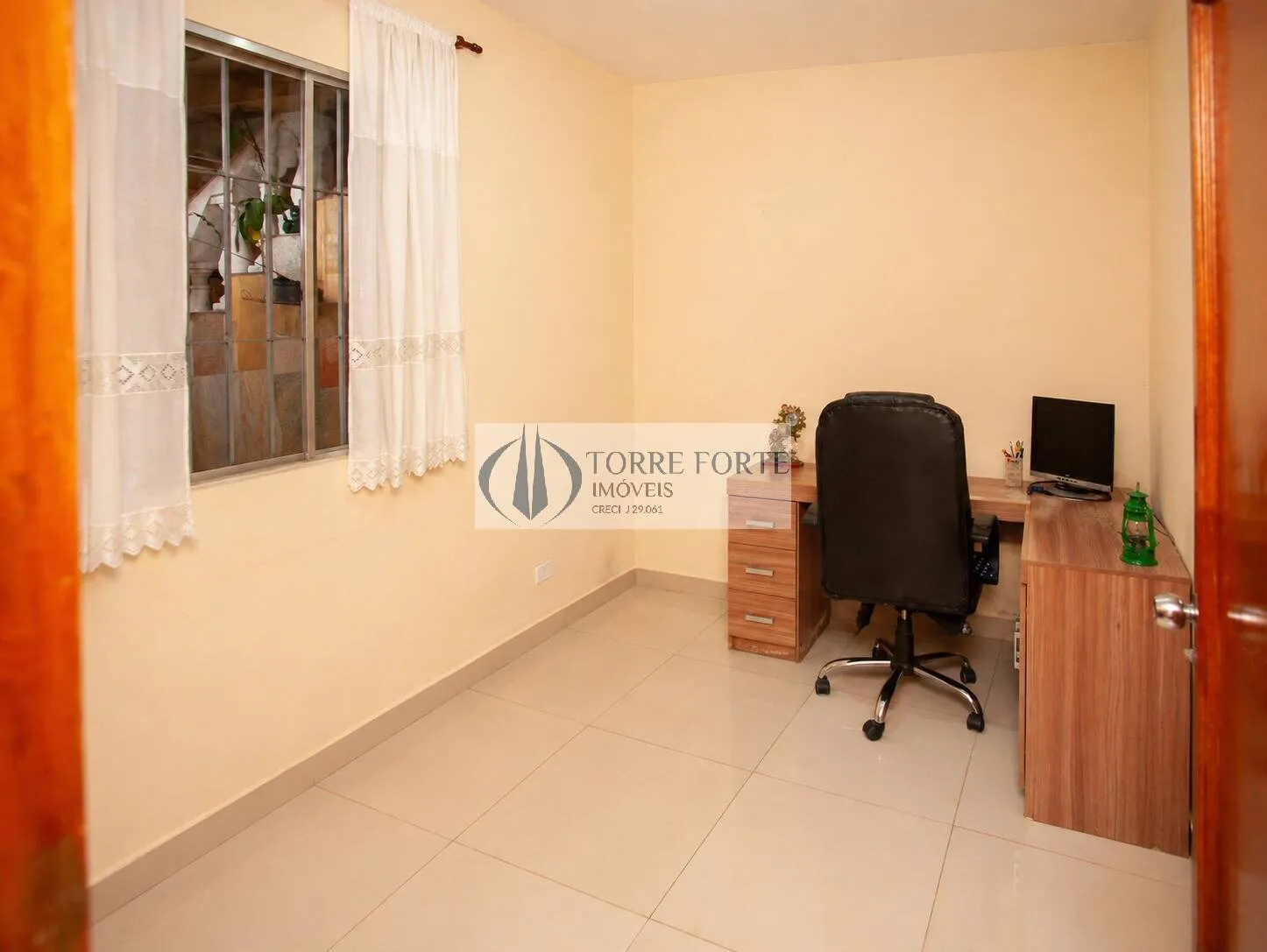 Imagem Ótima casa 170 m² 4 dorms. 1 suíte, 1 vaga de garagem, quintal, Vila Miriam