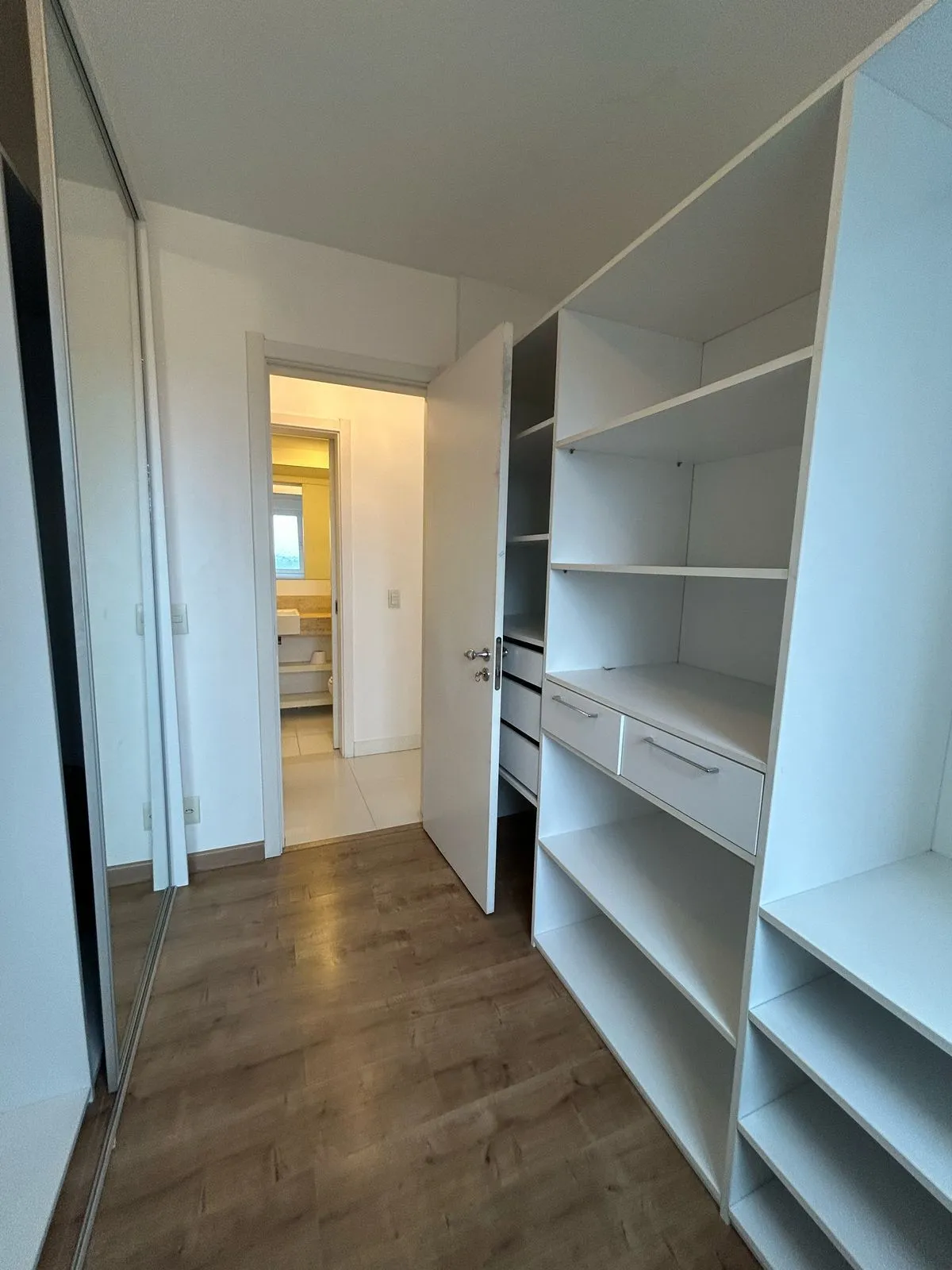 Imagem Lindo apartamento semi mobiliado, infra completa e a apenas 4 min do Iguatemi