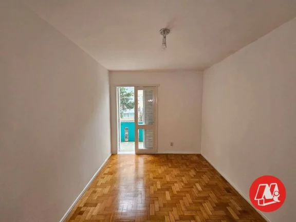 Imagem Apartamento 3 dormitórios (1 suíte). Dependência com wc auxiliar e sacada.