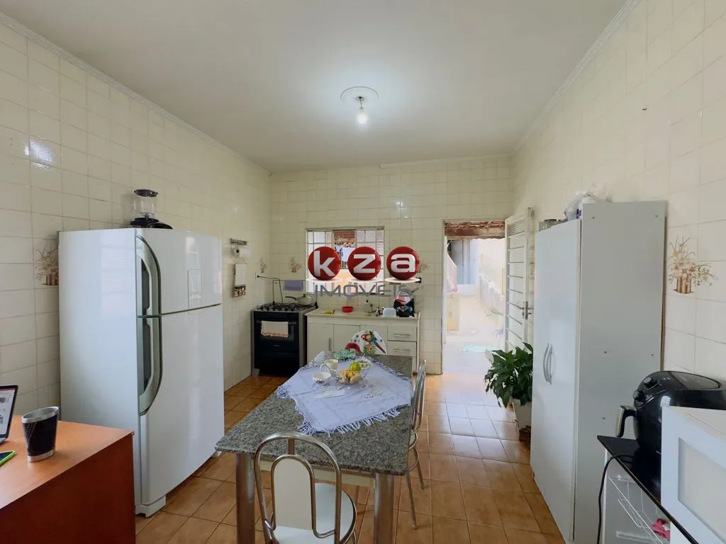 Imagem Casa à venda em Valinhos-SP, Vila Santana, 2 quartos, 1 suíte, 1 sala, 2 banheiros, 4 vagas, 200m².