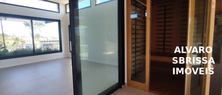 Imagem Casa de alto padrão, térrea com 5 suites, totalmente climatizada e com linda piscina.