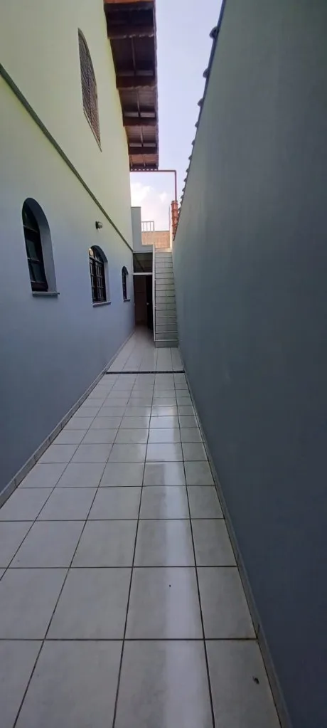 Imagem Sobrado à venda em Santo André-SP: 3 quartos, 1 suíte, 2 banheiros, 2 vagas, 274m² no Jardim Las Vegas!