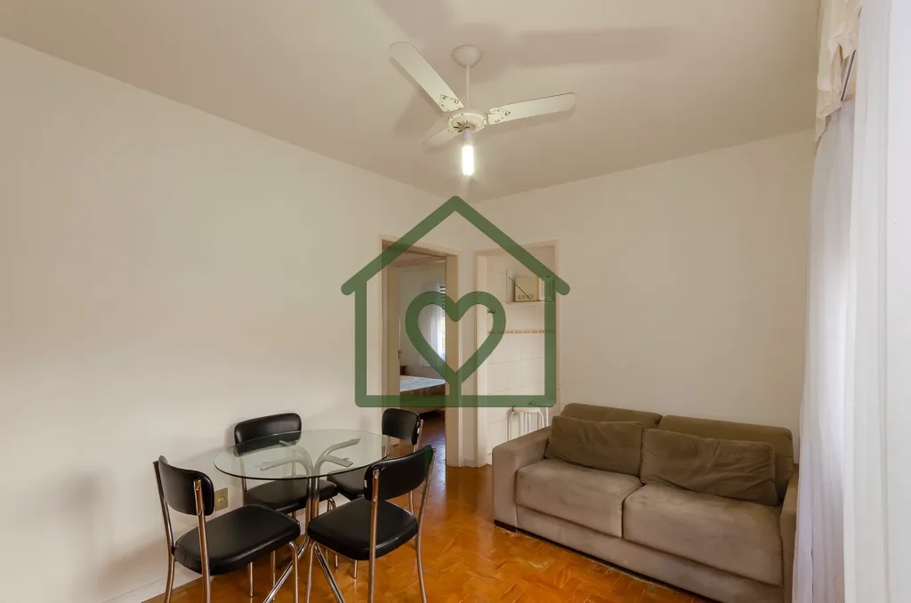 Imagem Apartamento de dois dormitórios no bairro Petrópolis, com sala de estar e jantar integradas e vent...